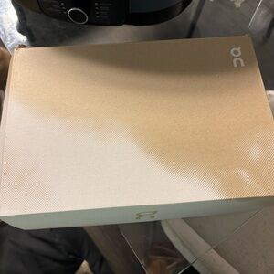 ON Women's hiking sneakers